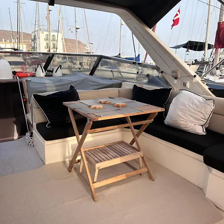 Boat In Hotel en barco *