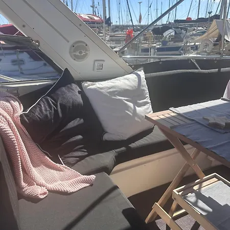 Hotel en barco Boat In *